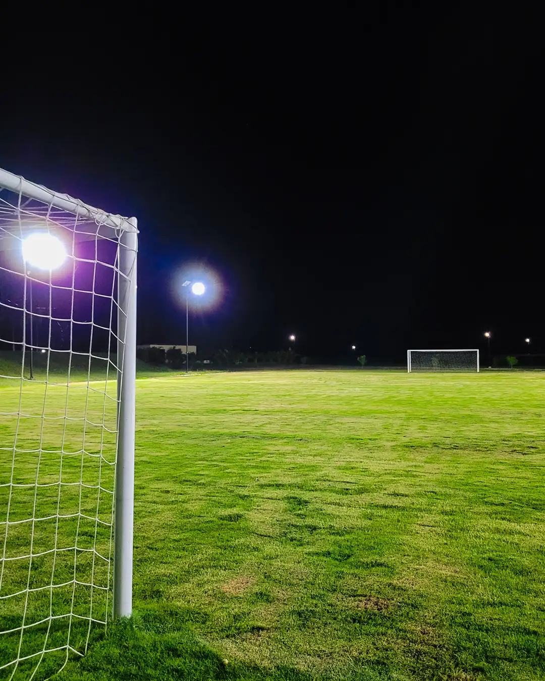 cancha de futbol con reflectores solares