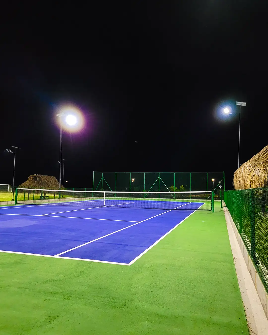 cancha de tennis con reflectores solares