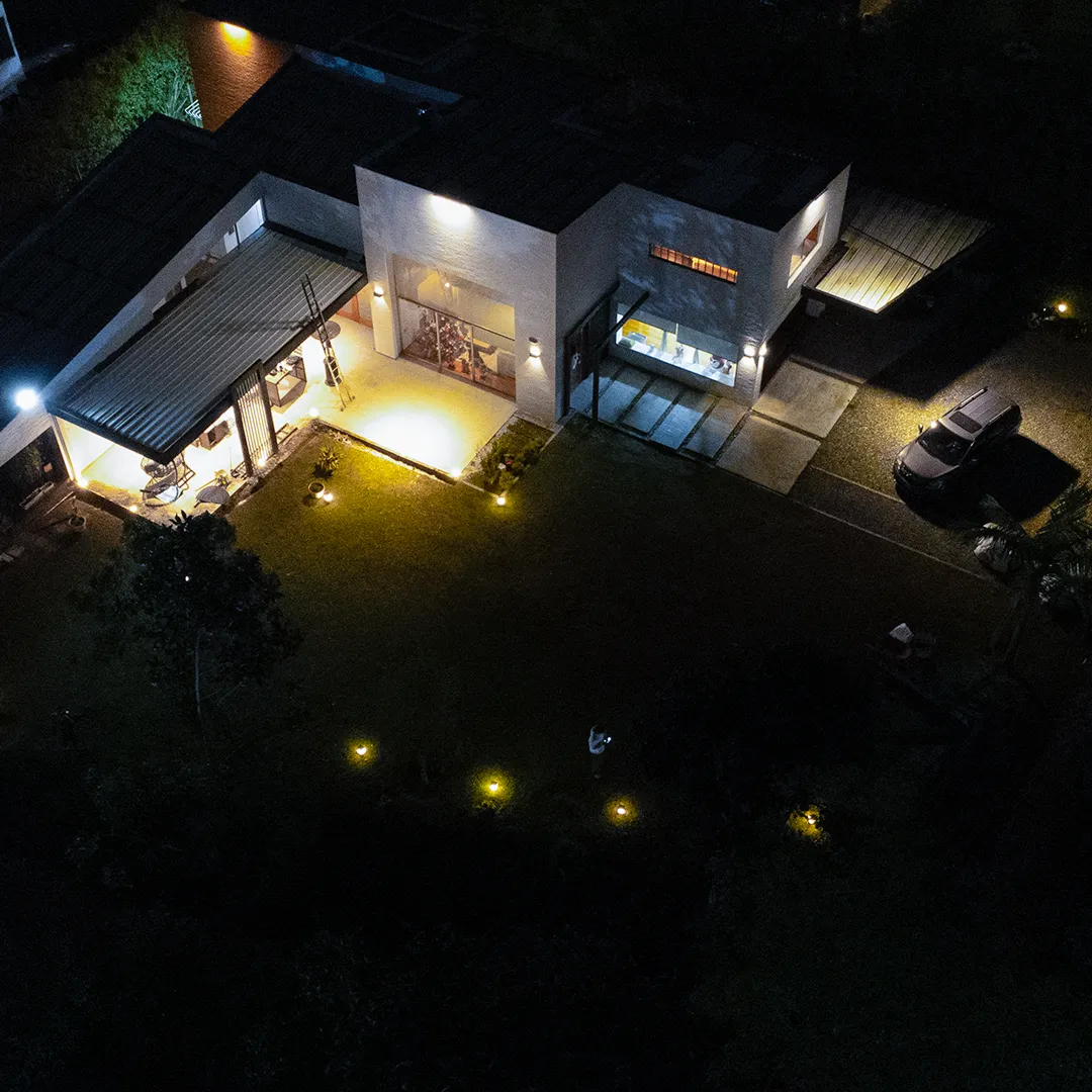 casa con lámparas solares