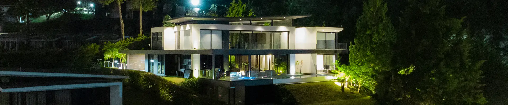 casa iluminada con lámparas solares