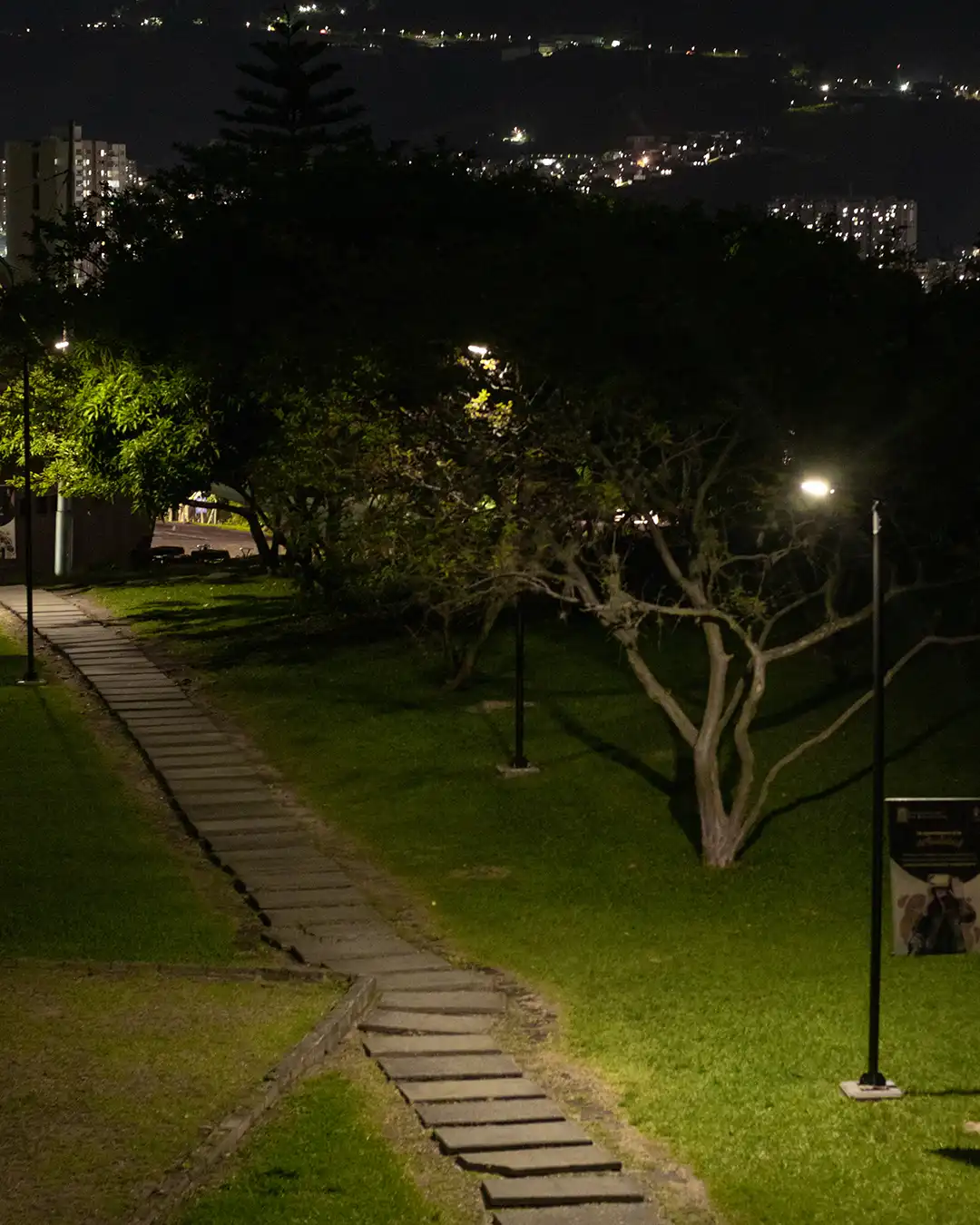 lámparas solares sendero universidad