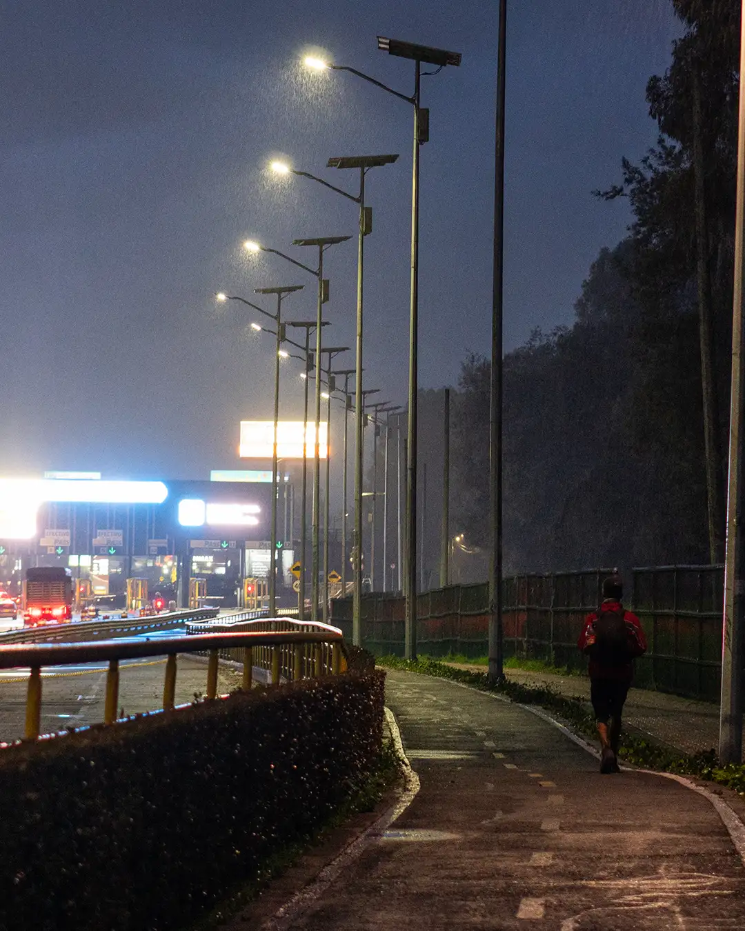 Iluminación solar para vialidades y carreteras reflector solar iluminando vía