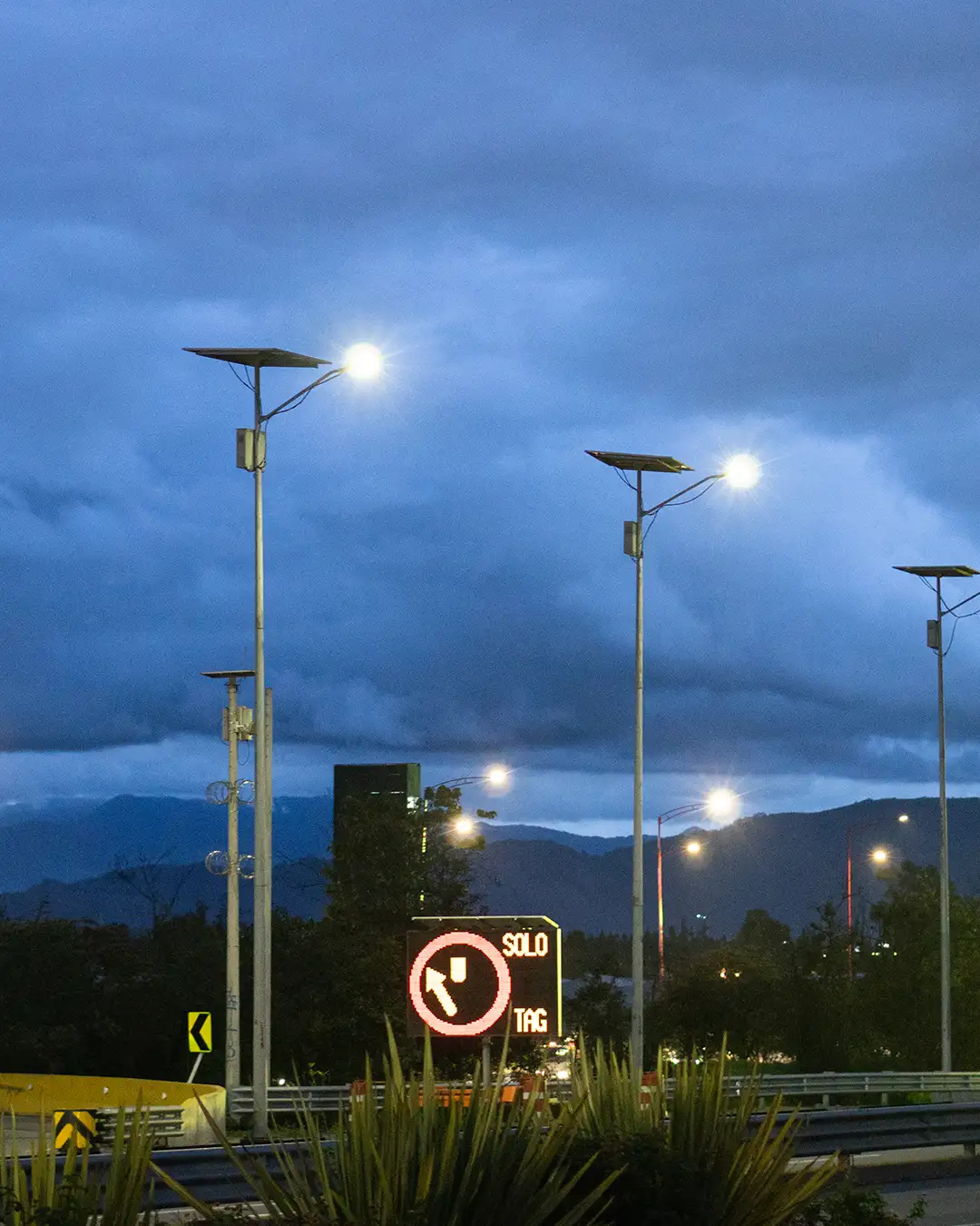 Iluminación solar para vialidades y carreteras reflectores solares iluminando