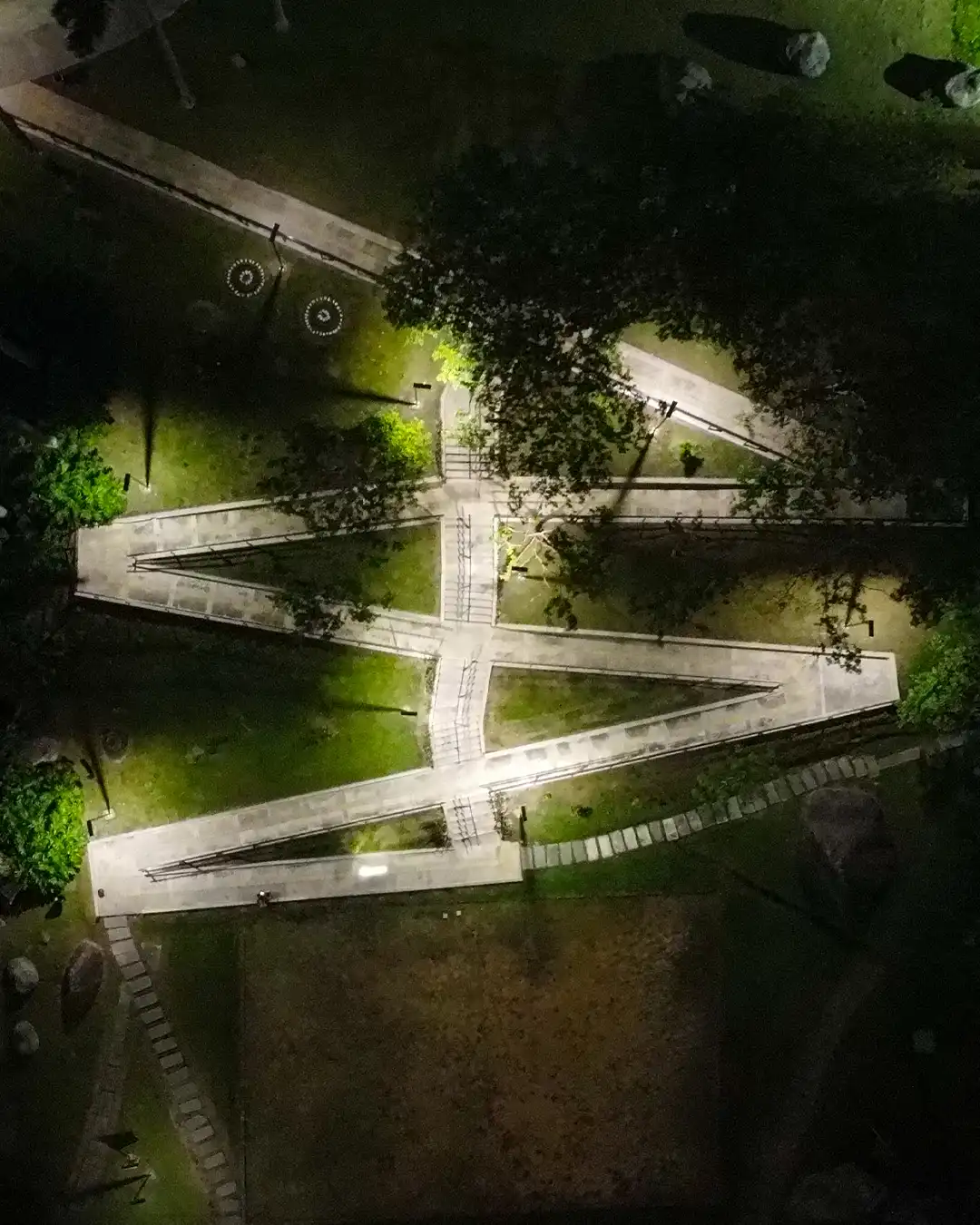sendero ilumnado con lámparas solares