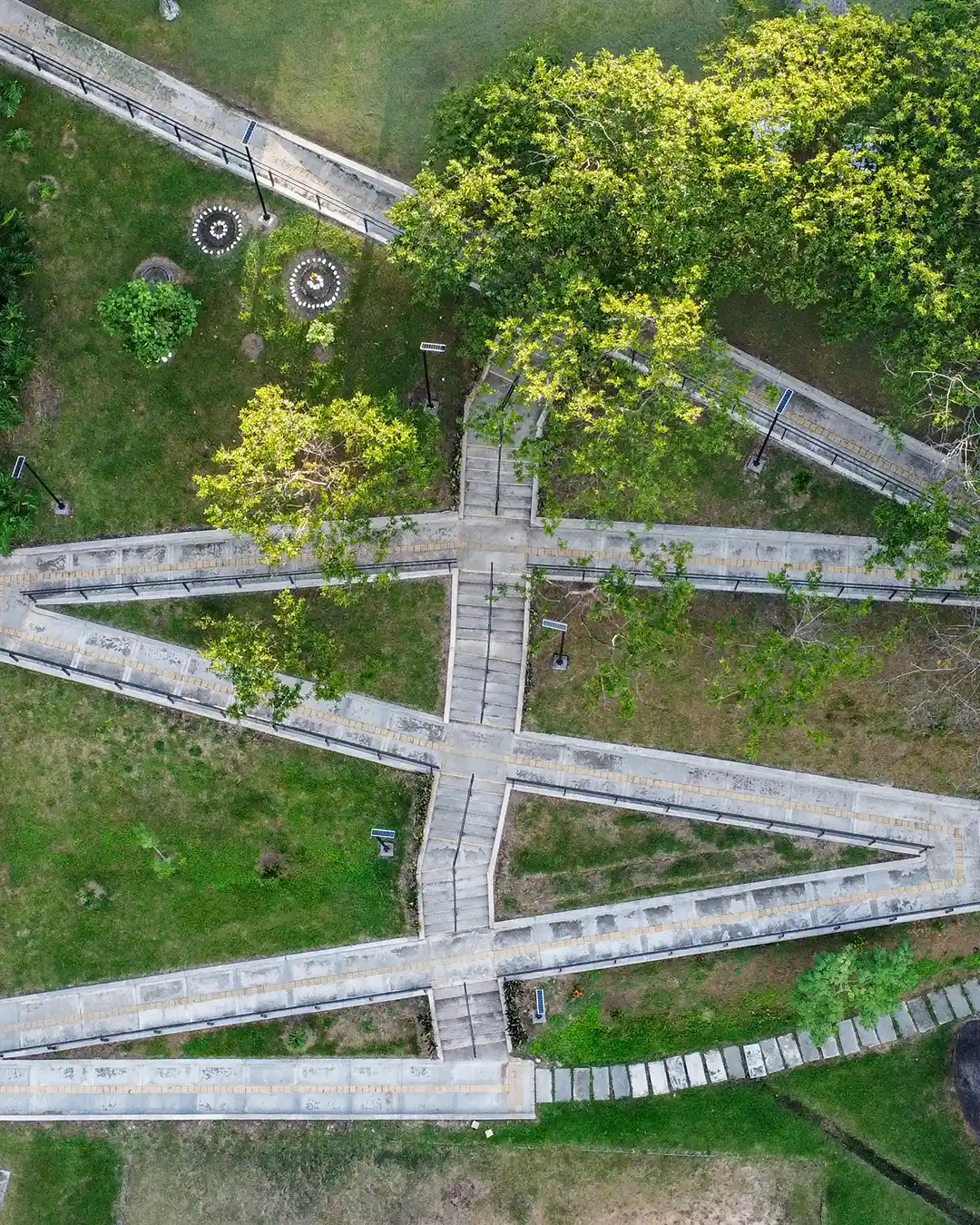 sendero universidad con lámparas solares