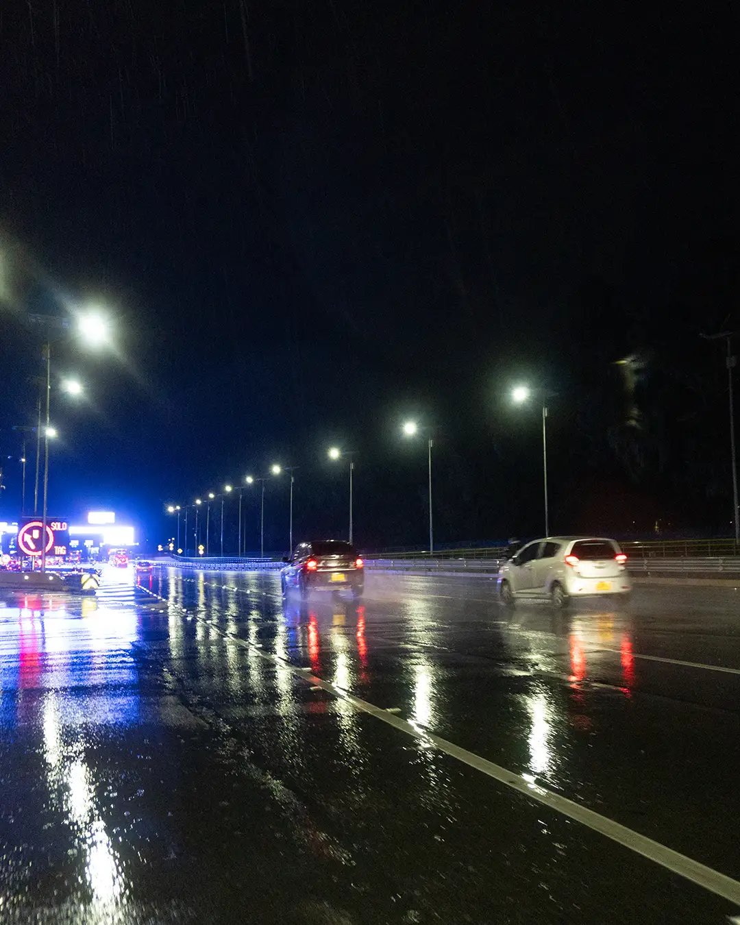 vía ilumanada con lámparas solares