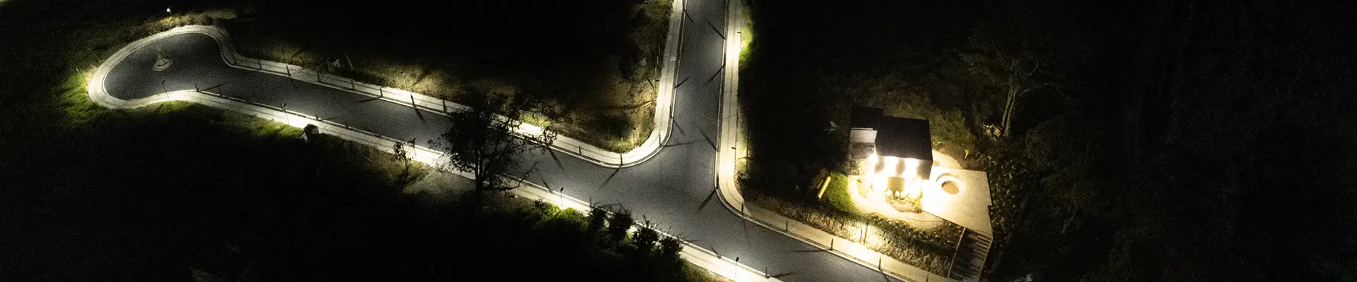 vía iluminada lámparas solares