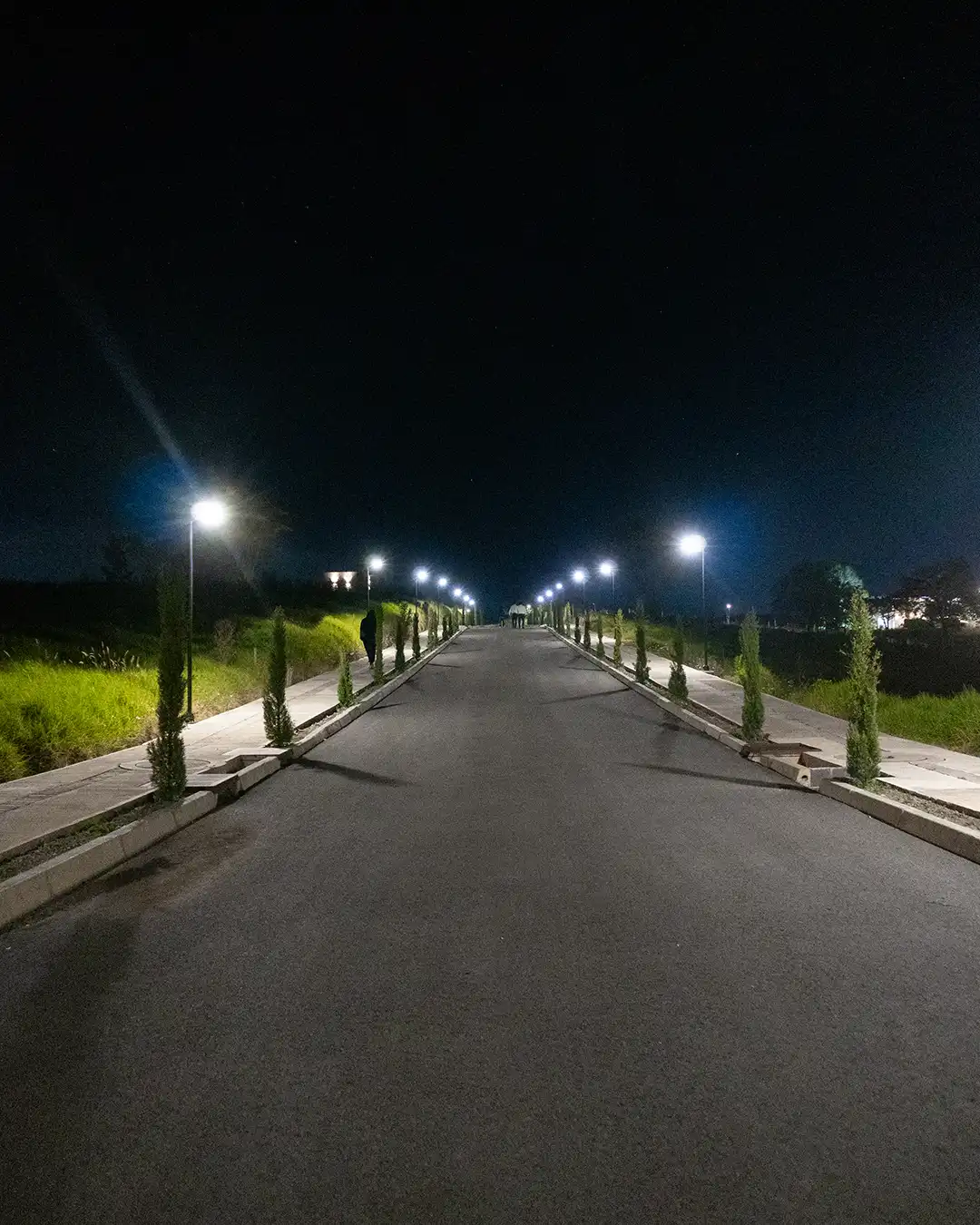 vías con lámparas solares